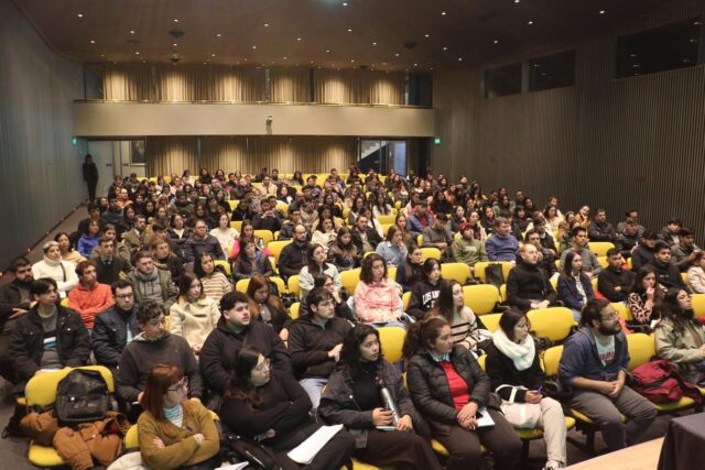 A sala llena y con récord de inscriptos, la Bolsa de Comercio y la UNR pusieron en marcha el curso de Auxiliar en Agroindustria
