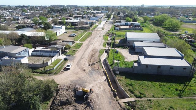 Provincia y la Comuna de Álvarez construyen un puente pluvial y pavimentarán 10 cuadras