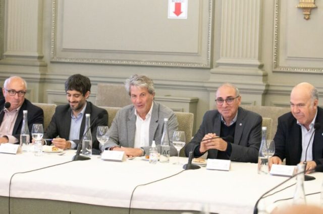 Baja de retenciones: la Bolsa recibió al equipo económico de Nación