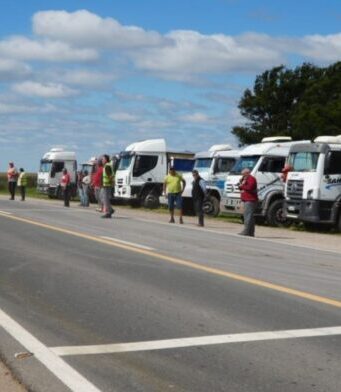 Bloqueo de transportistas paraliza exportaciones en puertos bonaerenses y enciende alarma en el agro Bloqueo de transportistas paraliza exportaciones en puertos bonaerenses y enciende alarma en el agro