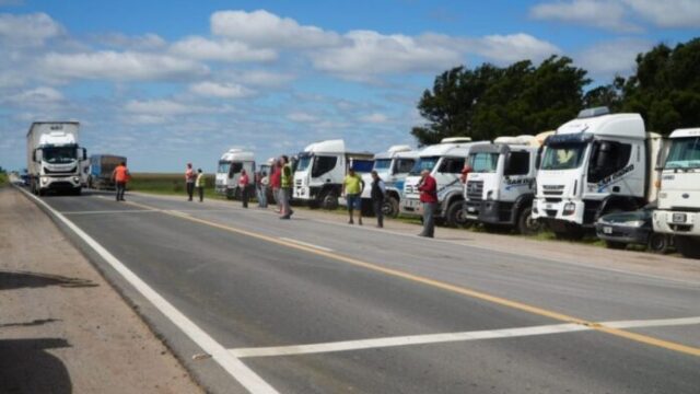 paro-de-camiones-696x392 Bloqueo de transportistas paraliza exportaciones en puertos bonaerenses y enciende alarma en el agro