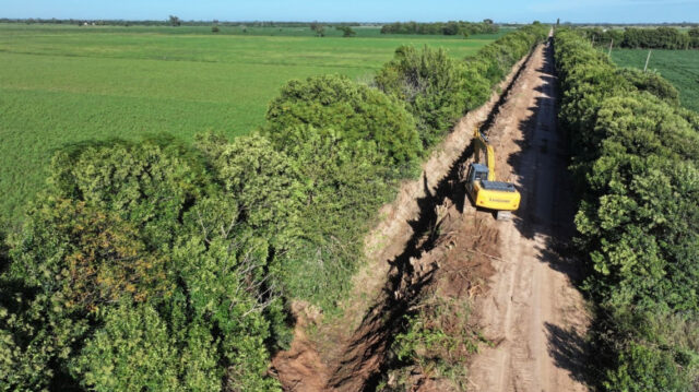 7a8236a6-1d5a-4f11-a2e7-190a63e27168 Otra inversión histórica en obras hídricas: el gobierno de Pullaro licita la limpieza de canales troncales en zona centro de la provincia