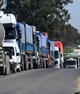 Más de una vuelta a la Argentina: 850.000 camiones descargaron granos en el Gran Rosario Más de una vuelta a la Argentina: 850.000 camiones descargaron granos en el Gran Rosario