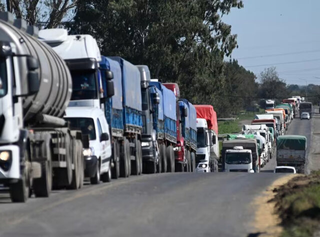 Más de una vuelta a la Argentina: 850.000 camiones descargaron granos en el Gran Rosario