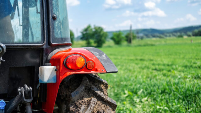 Rear view of a tractor in the nature La cadena granaria consumiría 2.533 millones de litros en la campaña 2025/26