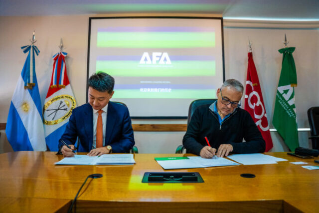 AFA-y-Huawei-1.jpg-696x464 AFA y Huawei sellan una alianza para llevar inteligencia artificial y nuevas tecnologías al campo argentino