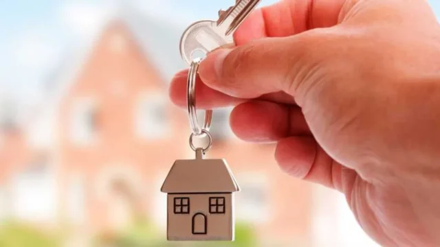 persona-con-llaves-y-llavero-de-casa Banco Santa Fe baja la tasa de sus hipotecarios: UVA + 7,5% para primera vivienda